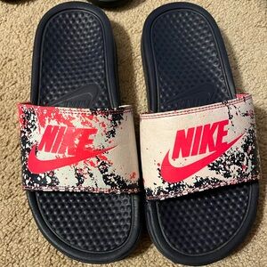 Nike Slides size 7; lightweight slides